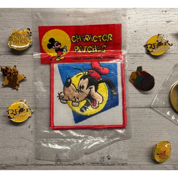 Lot of Disneyland Disneyword Cast Pins Coins Patch Vintage 80s - Picture 2 of 3